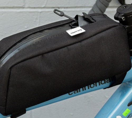 The frame bag straps to your top tube and head tube with super-secure Velcro, and is suitable for any bike thanks to multiple fitting options. Rapid installation and easy removal mean you can switch between your road and gravel bike in no time.