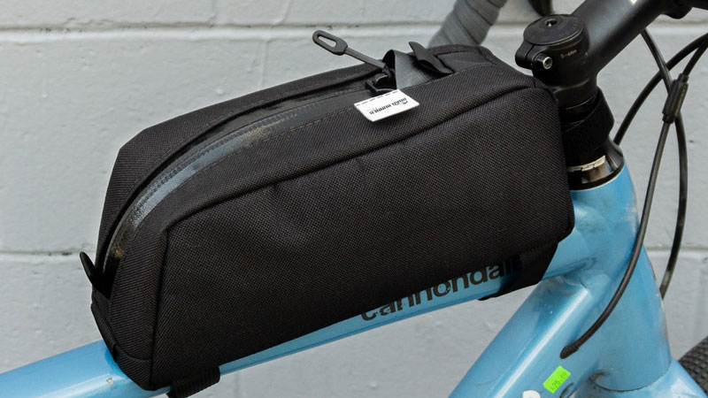 The frame bag straps to your top tube and head tube with super-secure Velcro, and is suitable for any bike thanks to multiple fitting options. Rapid installation and easy removal mean you can switch between your road and gravel bike in no time.