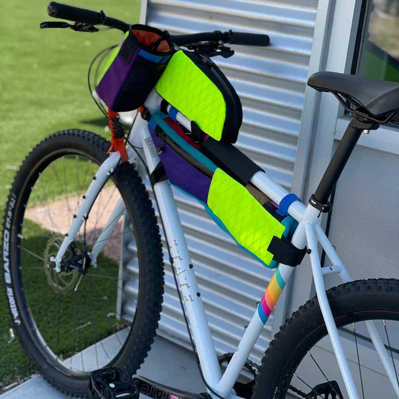 Embark on your biking adventure with the vibrant and versatile Oveja Negra Snack Pack™ Top Tube Bag. Perfect for those on-the-go days, this stylish bag combines functionality and style, making it a fantastic companion for every biking enthusiast—whether that’s you or a loved one!