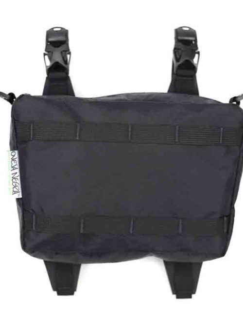 A Classy Bike Handlebar Bag for Your On-the-Go Needs Gear up for your next cycling adventure with the Oveja Negra Lunch Box, a premium bike handlebar bag designed for the modern bike packer. Compact yet spacious—with a generous 3 liters of storage—this bag is an essential addition to your bike packing gear, offering both convenience and style.
