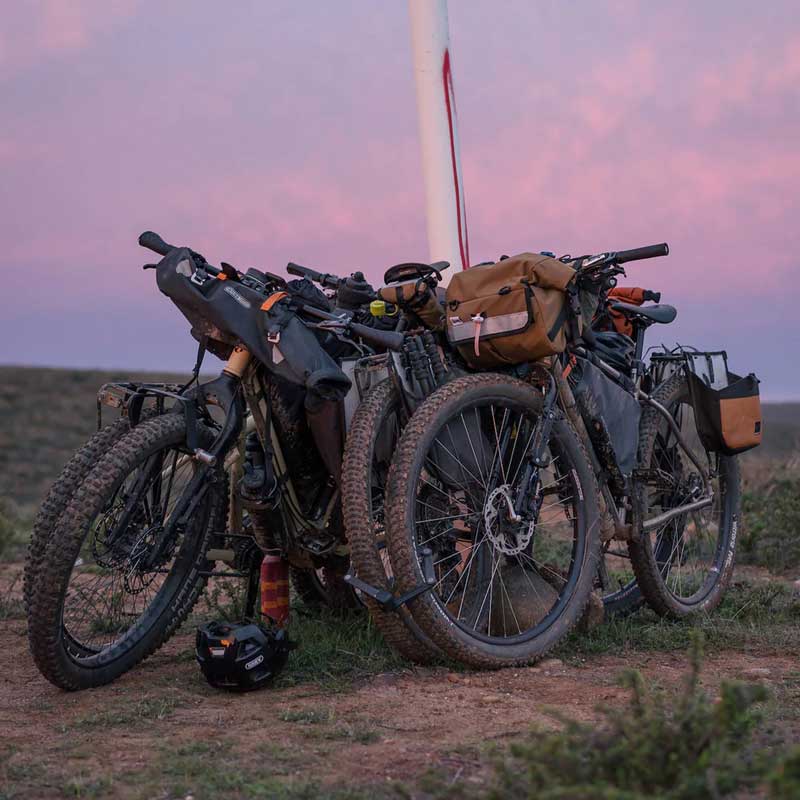 Elevate Your Ride with the Ultimate Bike Handlebar Bag Fuse functionality and style with the Middle Earth Jammer Bag by Road Runner Bags. This exceptional bike bag is designed to enhance your biking adventures, offering easy access and ample storage for your essentials.