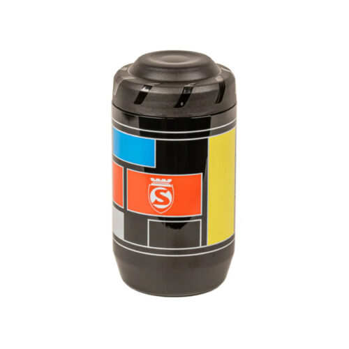 Merge style and utility with the Silca Classic Mondrian Smalls Storage Keg Bottle. Inspired by Piet Mondrian's art, this compact keg seamlessly combines timeless aesthetics with practicality. Carry essentials securely in a water-resistant compartment, making a statement on your bike. Choose Silca for a storage solution that's both functional and visually striking on every ride.